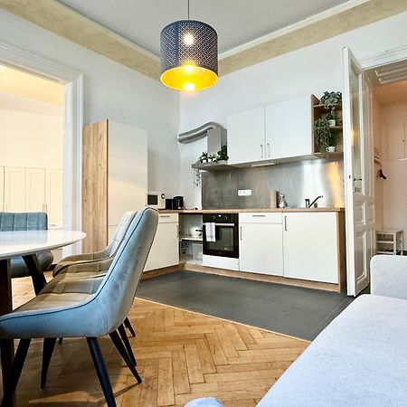 Premium Apartment Located At The Famous Vienna Kutschkermarkt Exterior photo