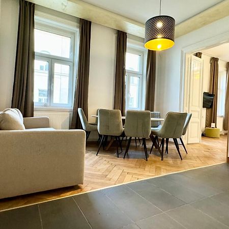 Premium Apartment Located At The Famous Vienna Kutschkermarkt Exterior photo