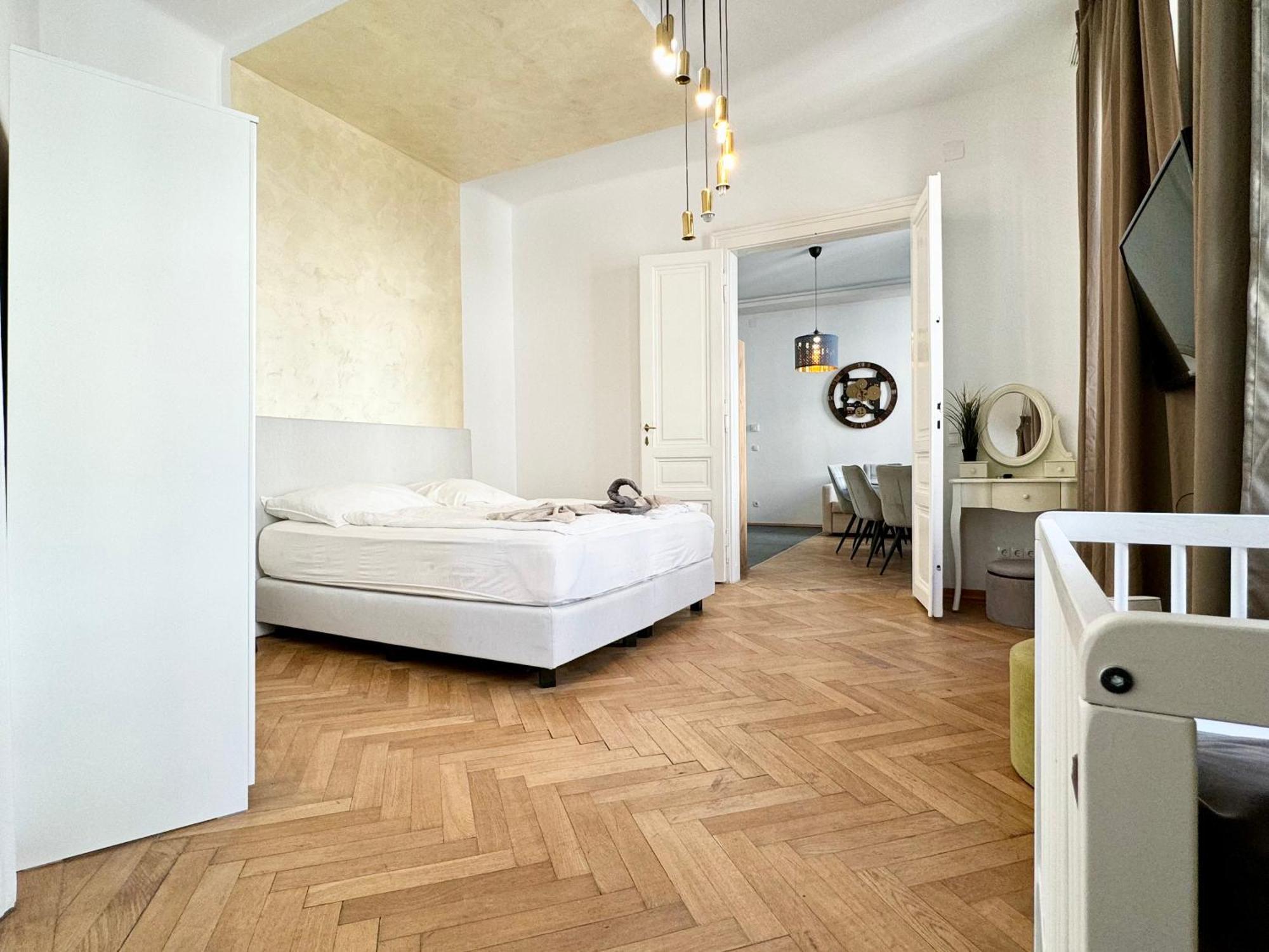 Premium Apartment Located At The Famous Vienna Kutschkermarkt Exterior photo