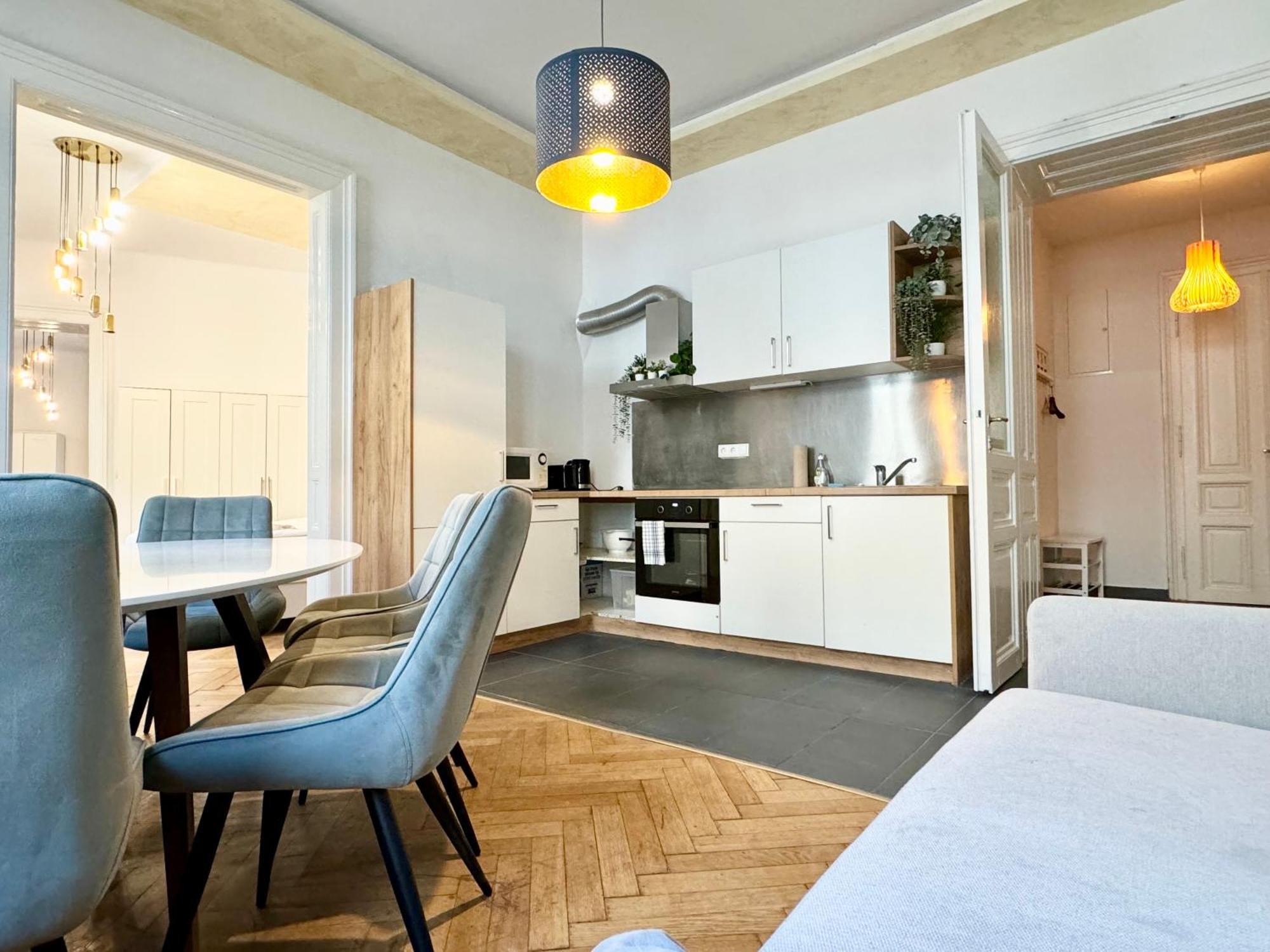 Premium Apartment Located At The Famous Vienna Kutschkermarkt Exterior photo